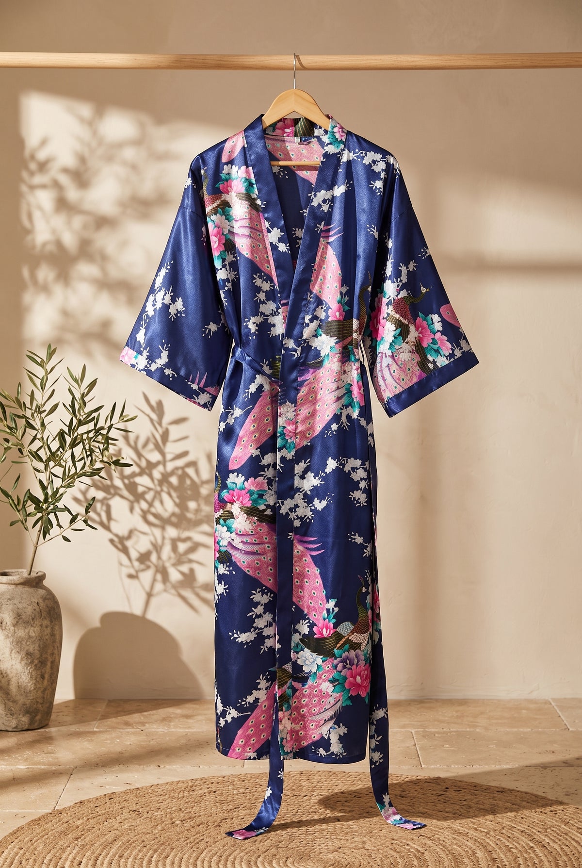 Kimono long femme Ayame bleu marine à paons sur portant
