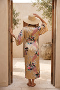 Kimono long femme Hikari doré à paons porté