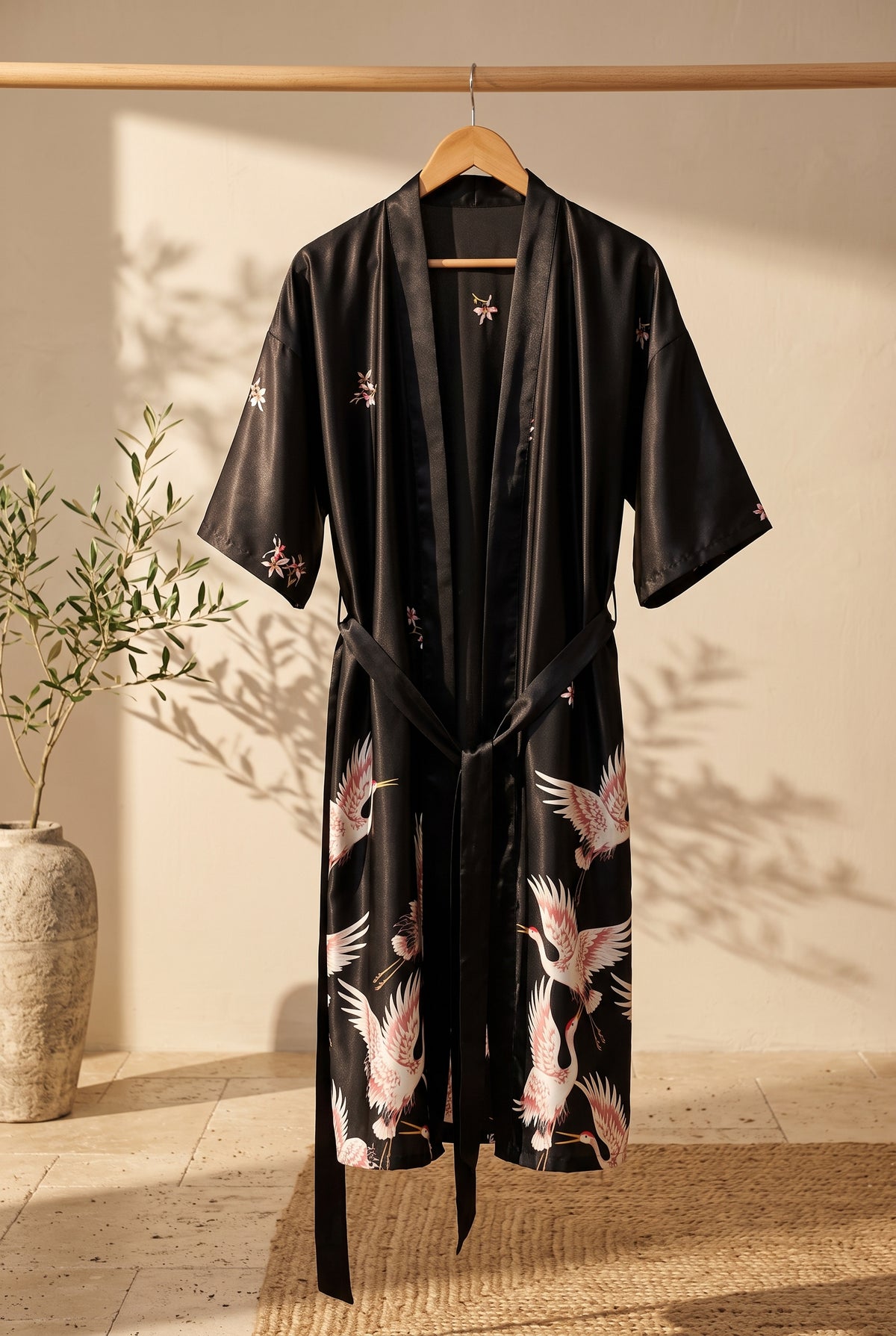 Kimono homme Isolde noir à grues sur portant