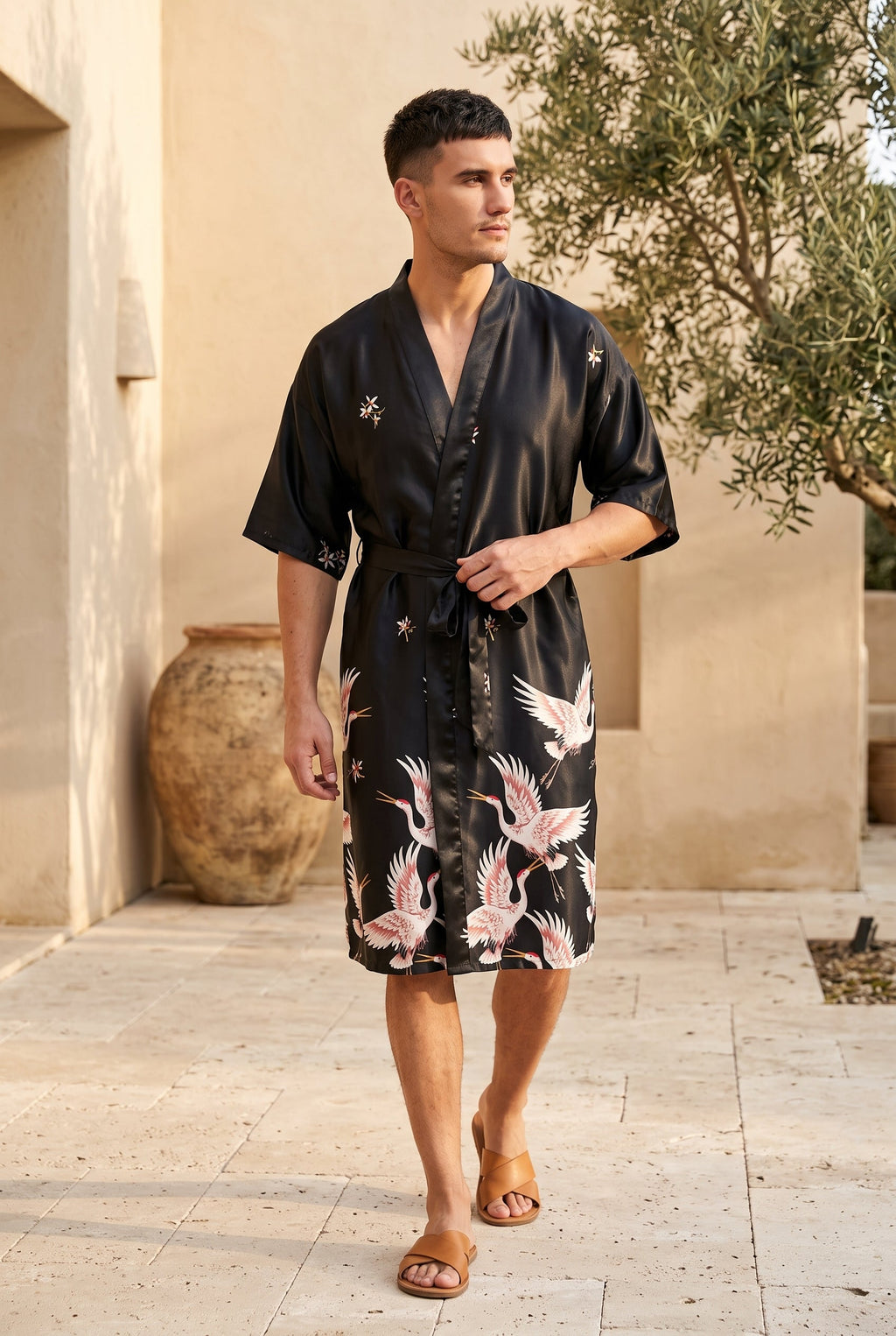 Kimono homme Isolde noir à grues porté