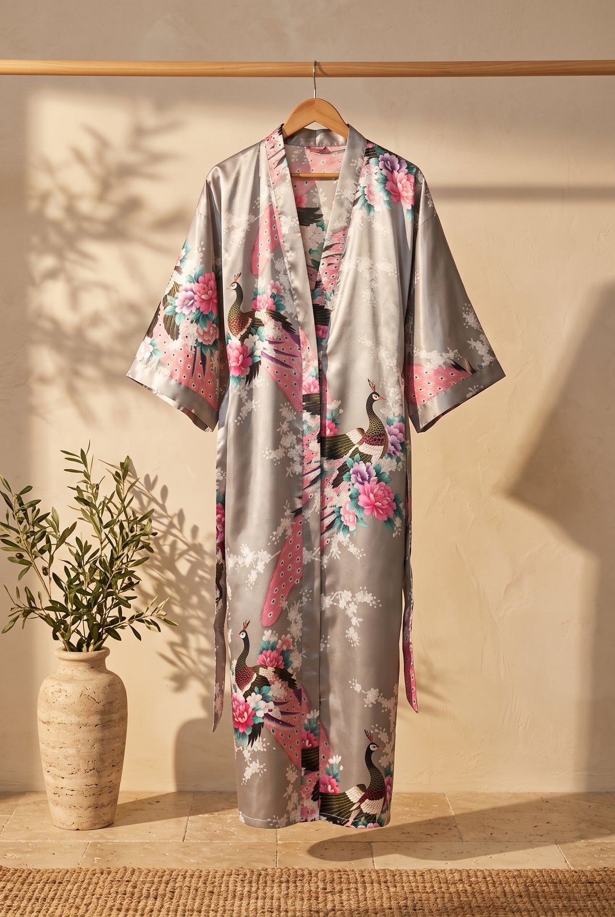 Kimono long femme Kasumi gris à paons sur portant