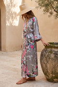 Kimono long femme Kasumi gris à paons porté