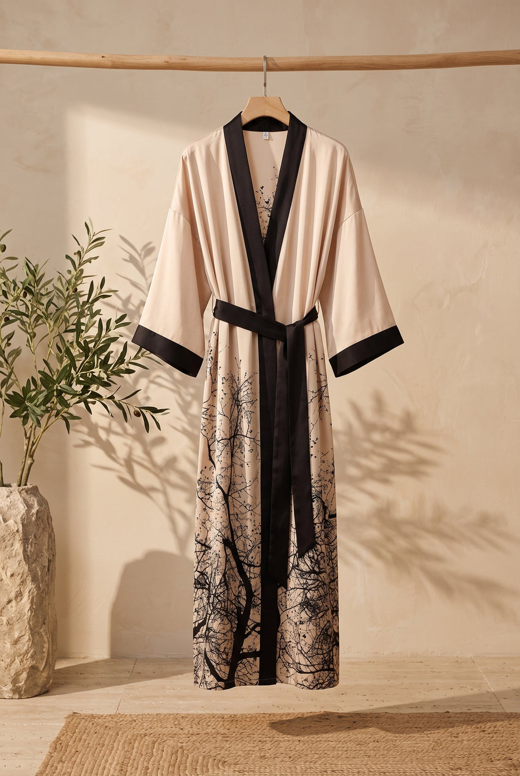 Kimono long femme Kiku beige et noir sur portant