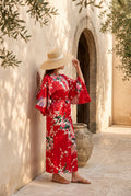 Kimono long femme Akane rouge à paons porté avec chapeau de paille