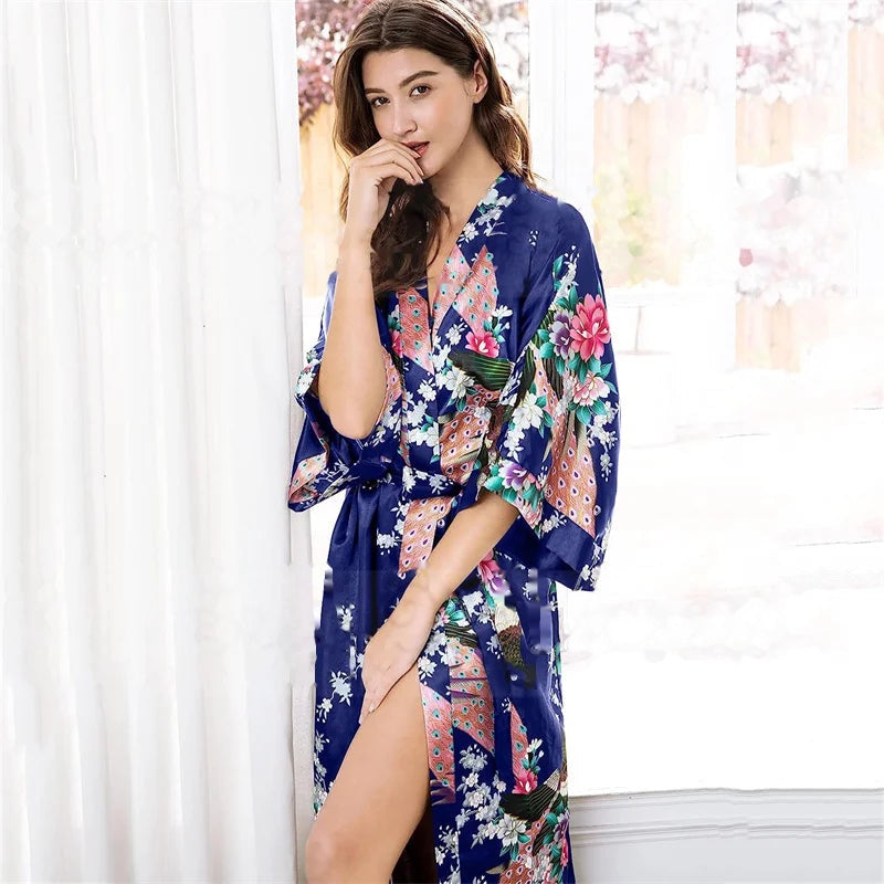 Kimono long femme Ayame bleu marine à paons porté