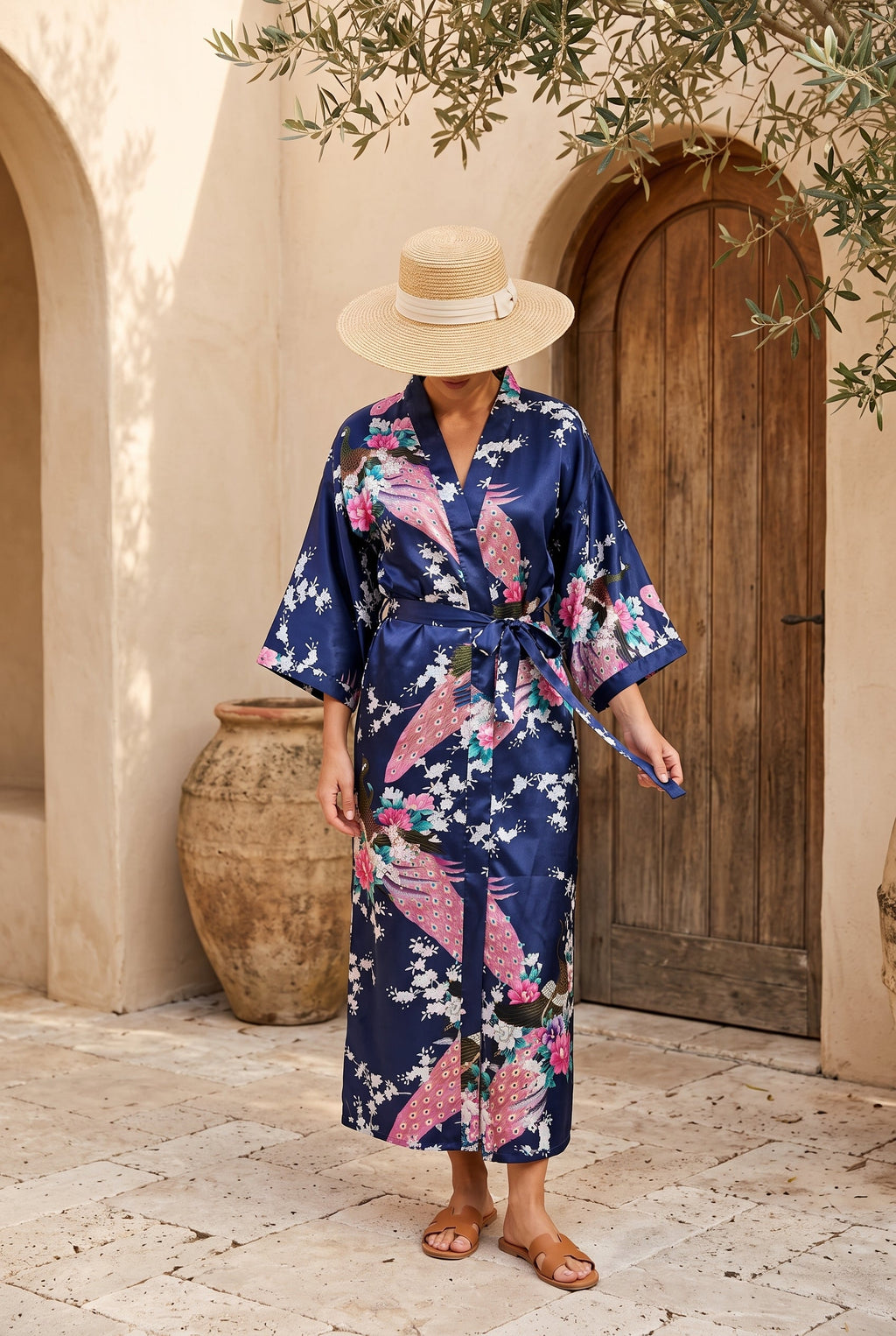Kimono long femme Ayame bleu marine à paons porté