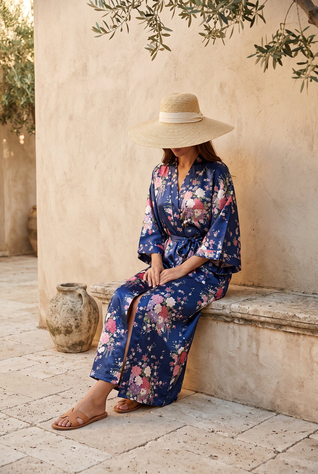 Kimono long femme bleu foncé et fleur rose porté avec chapeau de paille