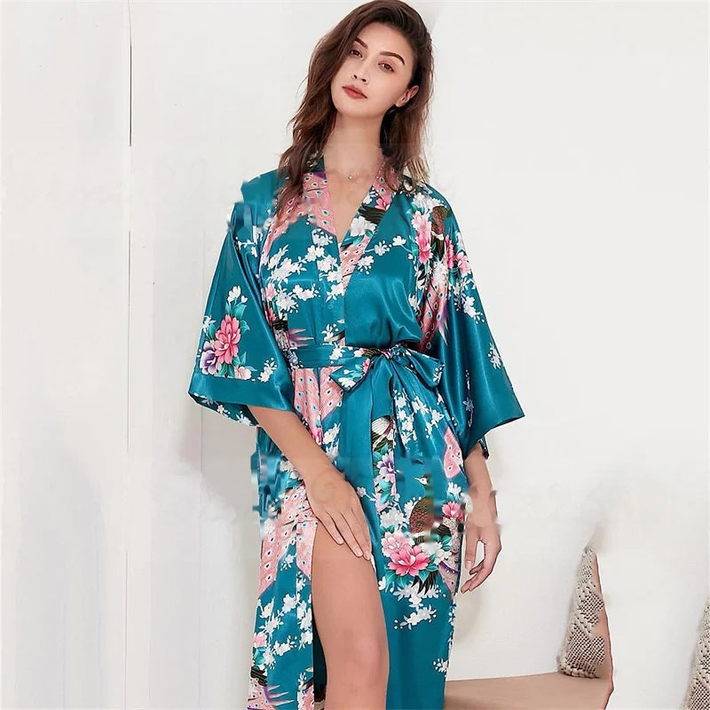 Kimono long femme Nami vert d'eau à paons porté