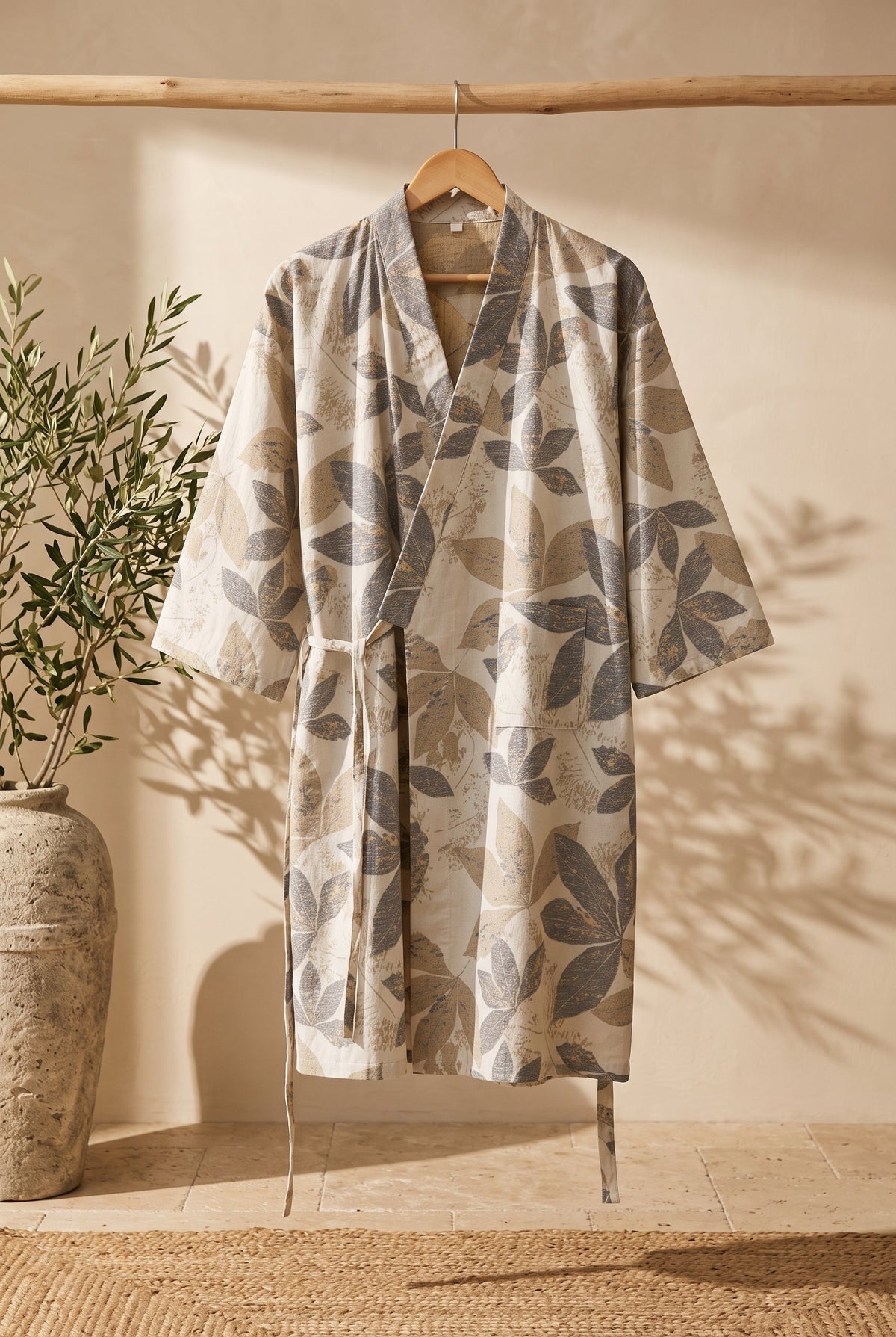 Kimono homme Ryo crème à feuilles sur portant