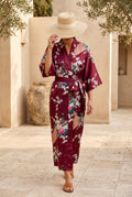 Kimono long femme Tsubaki bordeaux à paons porté