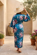 Kimono long femme turquoise et fleurs porté avec chapeau de paille