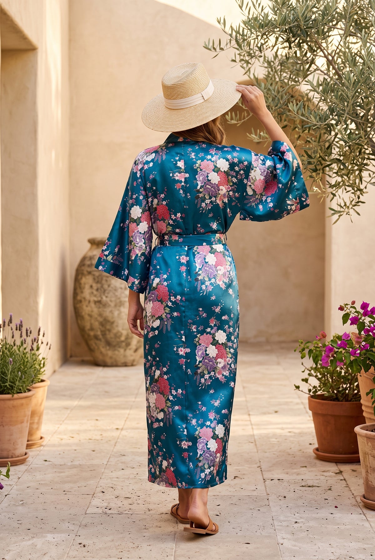 Kimono long femme turquoise et fleurs porté avec chapeau de paille