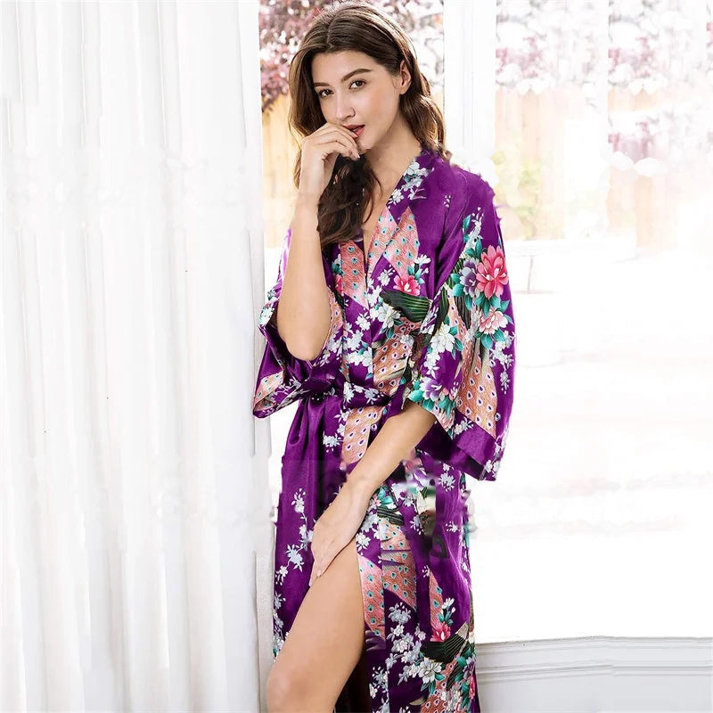 Kimono long femme Violetta violet à paons porté