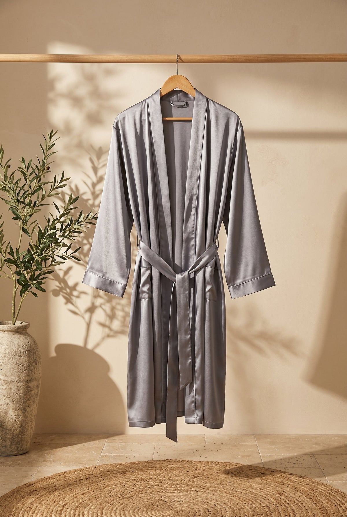 Kimono homme Lyssandre satin gris sur portant