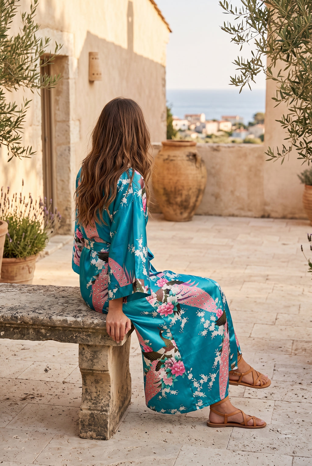 Kimono long femme Minamo turquoise à paons porté