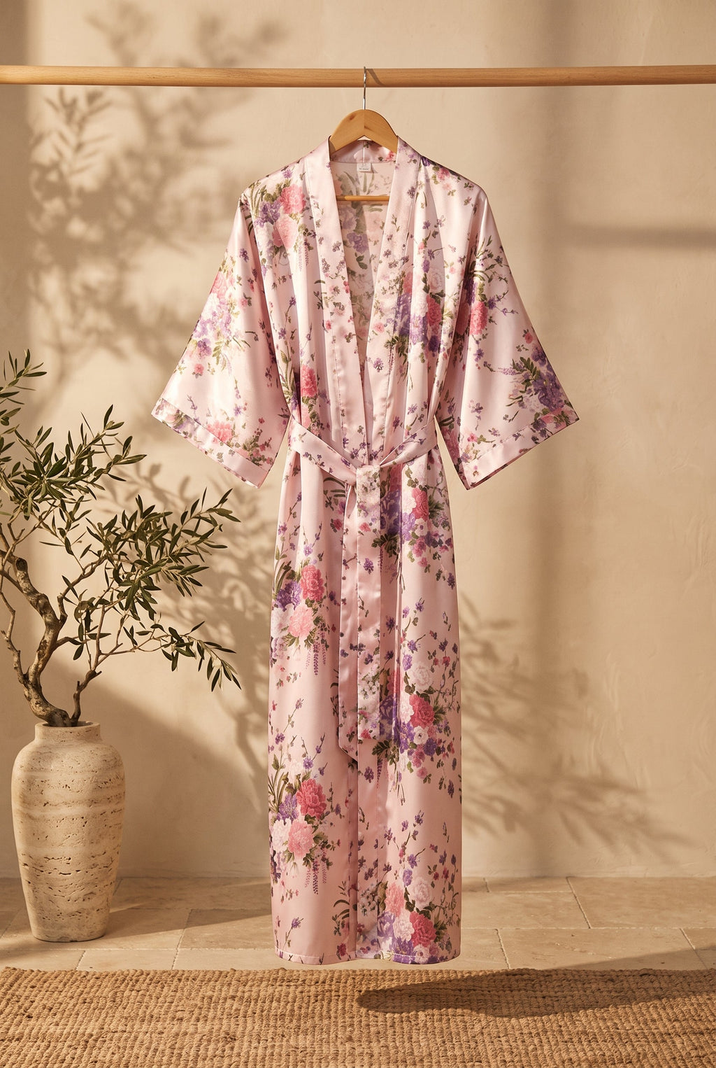 Kimono long femme Momoka rose à fleurs sur portant