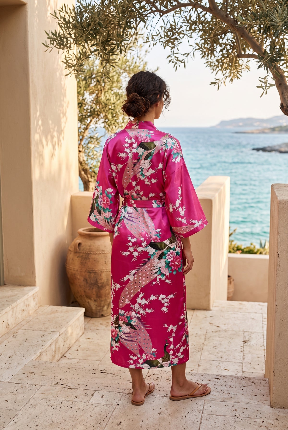 Kimono long femme Nadeshiko fuchsia à paons porté