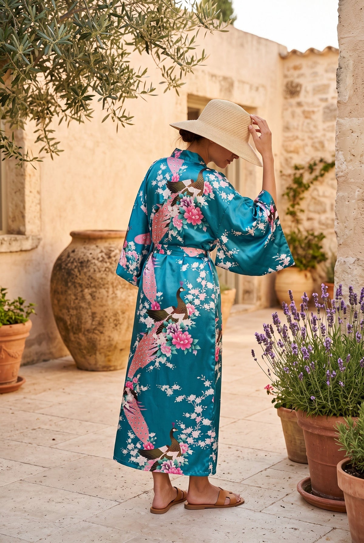 Kimono long femme Nami bleu canard à paons porté