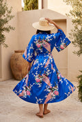 Kimono long femme Ruri bleu roi à paons porté