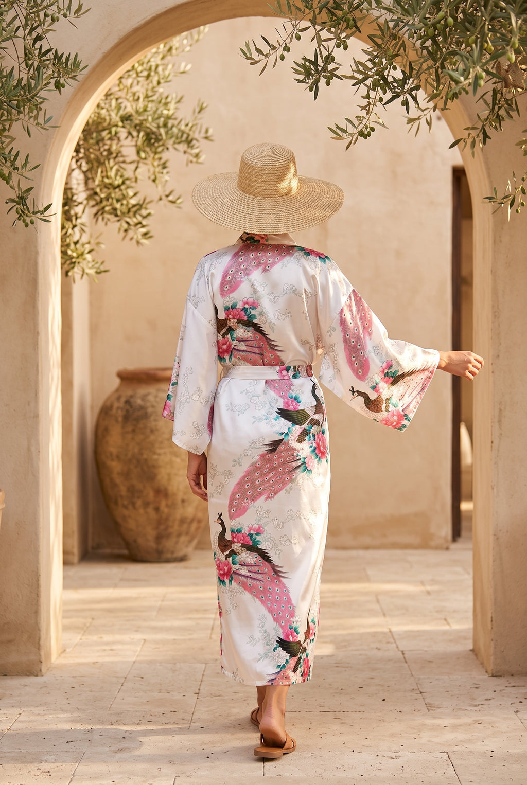 Kimono long femme Shirayuki blanc à paons porté