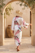 Kimono long femme Shirayuki blanc à paons porté