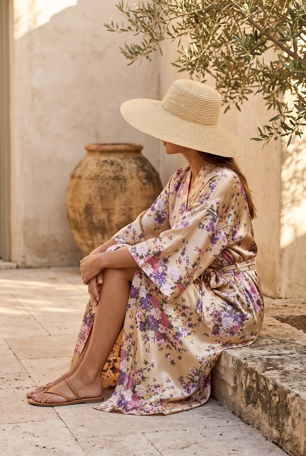 Kimono long femme Shizuka beige à fleurs porté