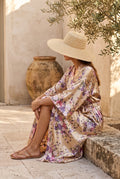 Kimono long femme Shizuka beige à fleurs porté