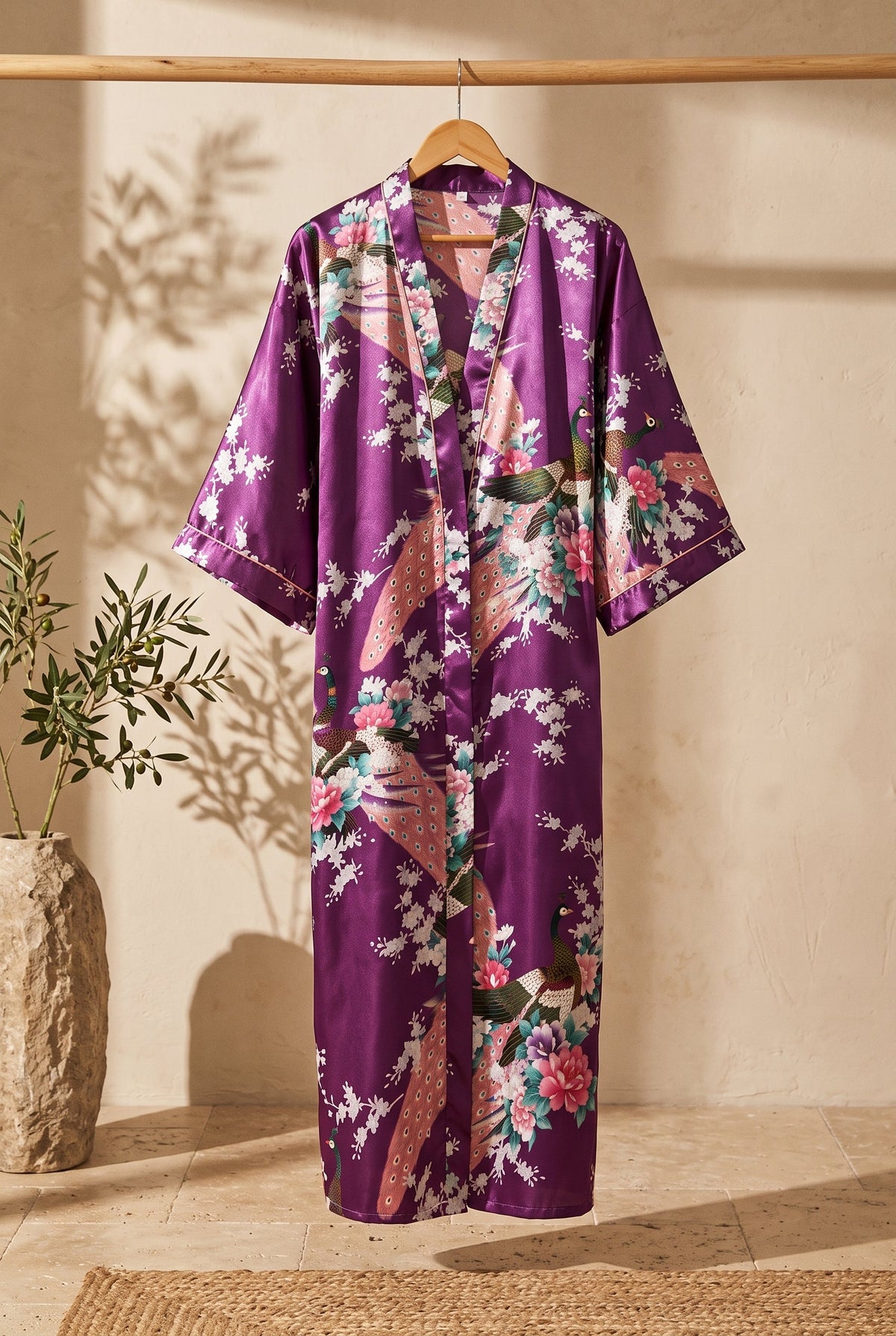 Kimono long femme Violetta violet à paons sur portant