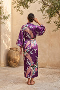Kimono long femme Violetta violet à paons porté