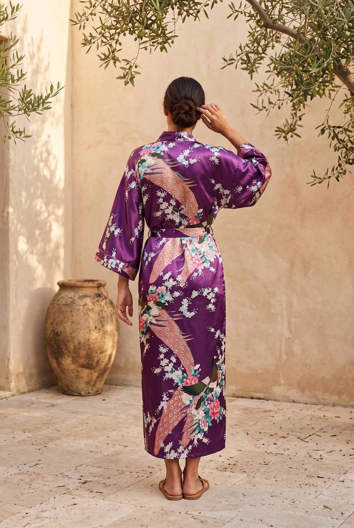 Kimono long femme Violetta violet à paons porté