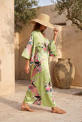 Kimono long femme Wakaba vert à paons porté