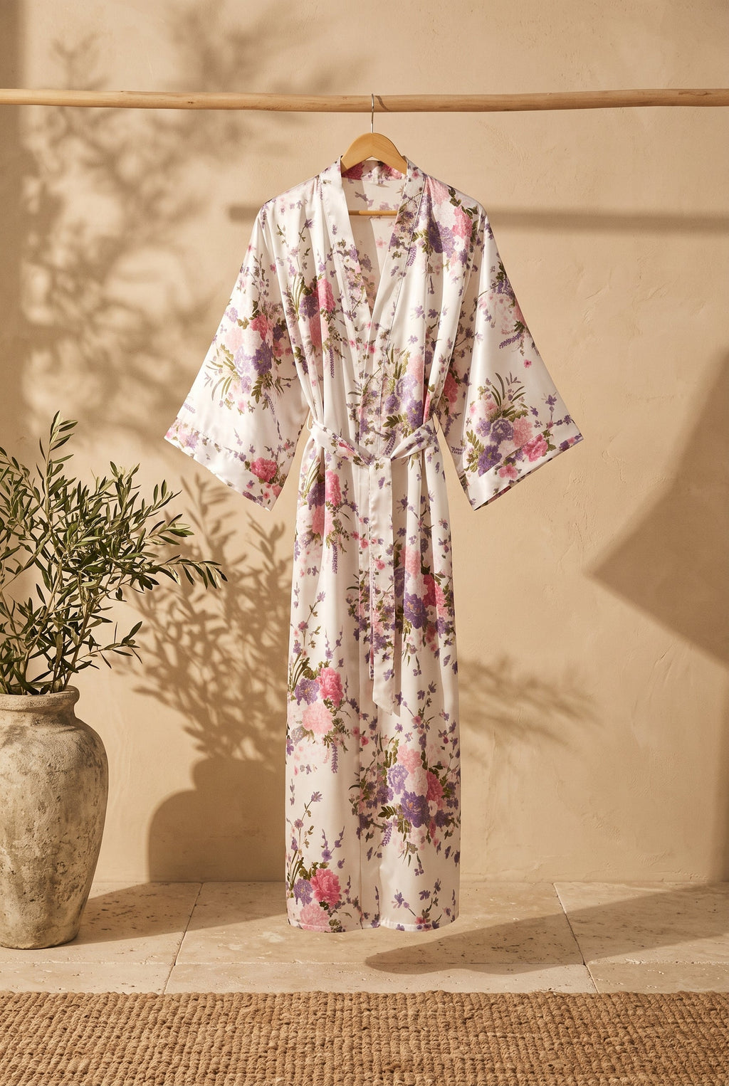 Kimono long femme Yuki blanc à fleurs sur portant