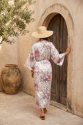 Kimono long femme Yuki blanc à fleurs porté
